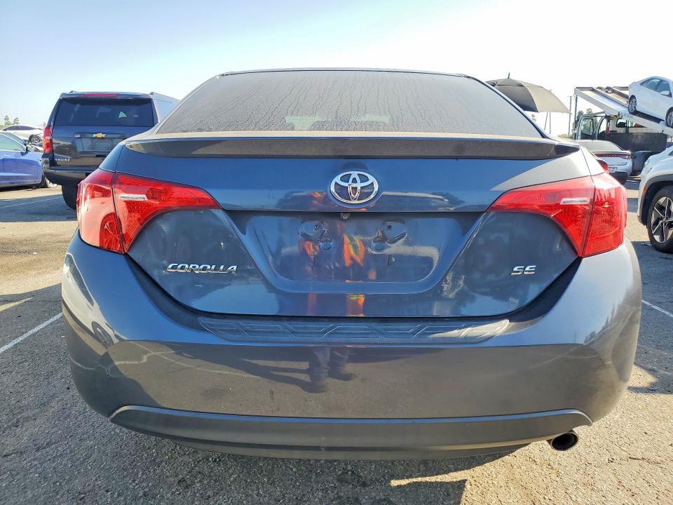 47650436 :رقم المزاد ، 5YFBURHEXJP758565 vin ، 2018 Toyota Corolla مزاد بيع