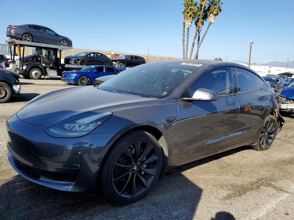 78447325 :رقم المزاد ، 5YJ3E1EA0JF010892 vin ، 2018 Tesla Model 3 مزاد بيع