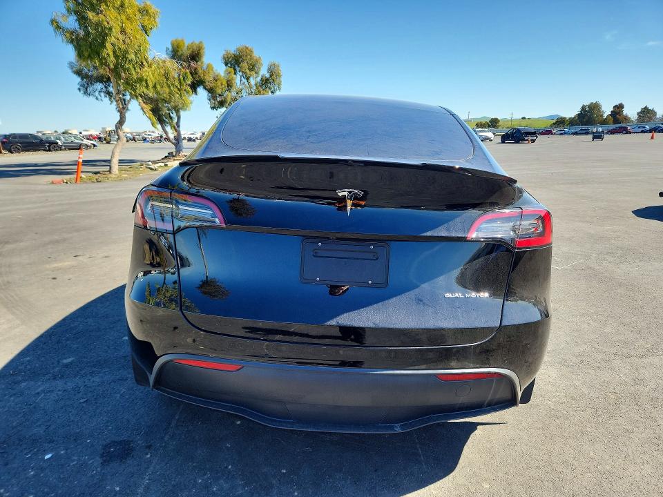 41604876 :رقم المزاد ، 7SAYGDEE8NF552559 vin ، 2022 Tesla Y مزاد بيع