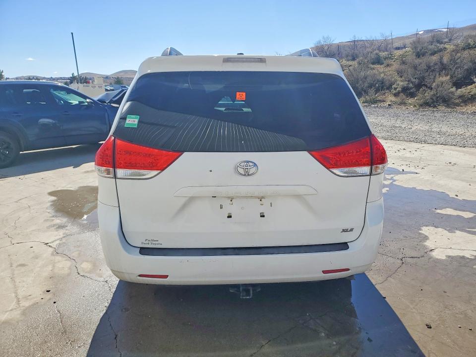 2011 Toyota Sienna მანქანა იყიდება აუქციონზე, vin: 5TDYK3DC8BS122253, აუქციონის ნომერი: 79673355