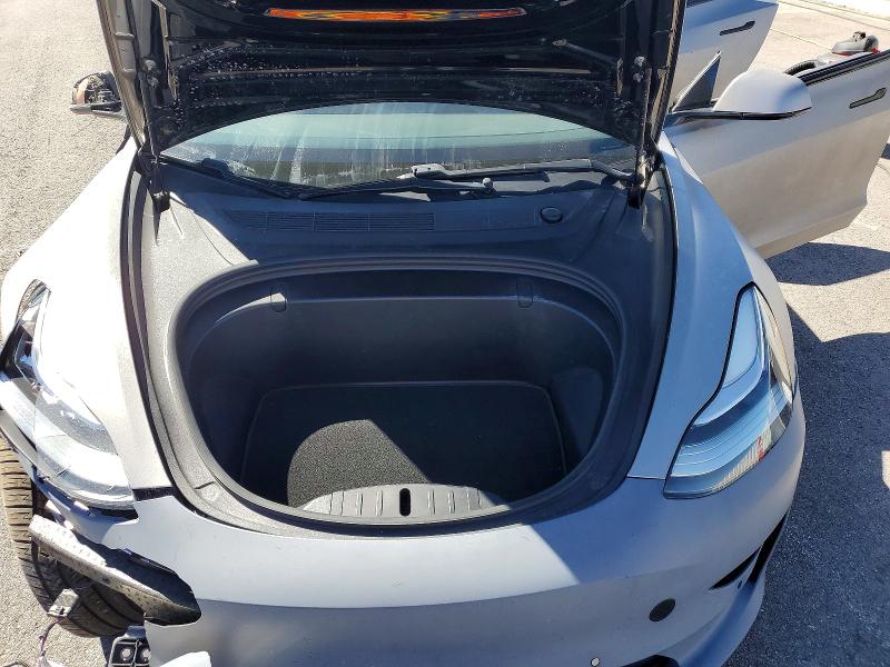 42022736 :رقم المزاد ، 5YJ3E1EB5JF070689 vin ، 2018 Tesla Model 3 مزاد بيع