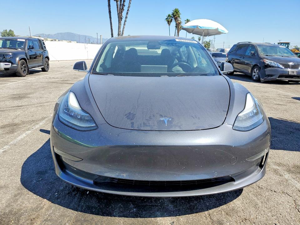 46743326 :رقم المزاد ، 5YJ3E1EA4JF028103 vin ، 2018 Tesla Model 3 مزاد بيع