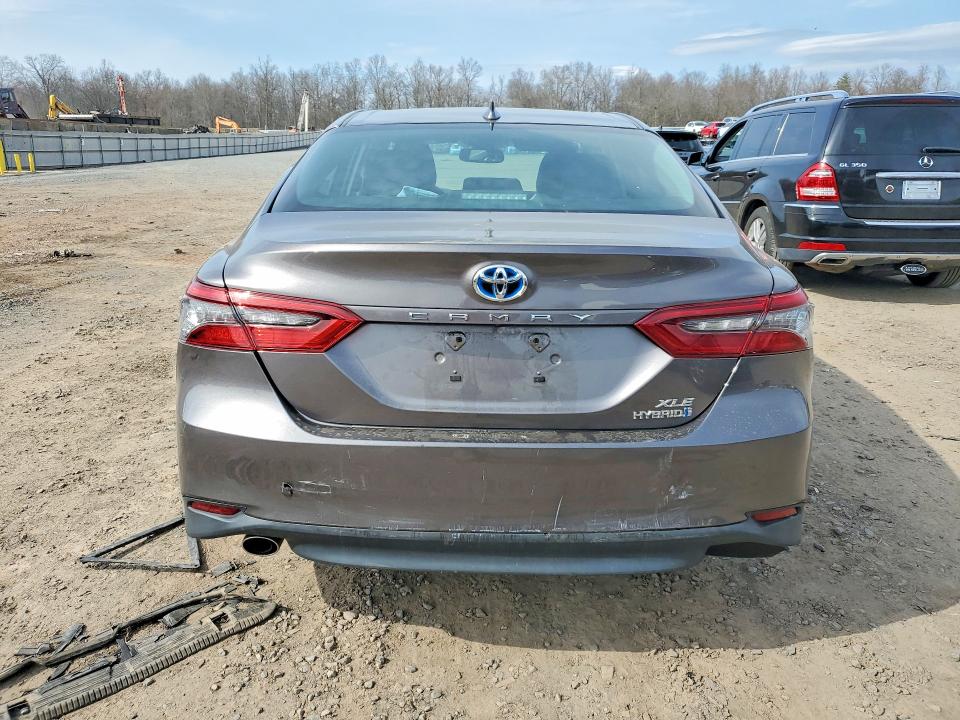 47260796 :رقم المزاد ، 4T1F31AK2MU020090 vin ، 2021 Toyota Camry Hybrid مزاد بيع