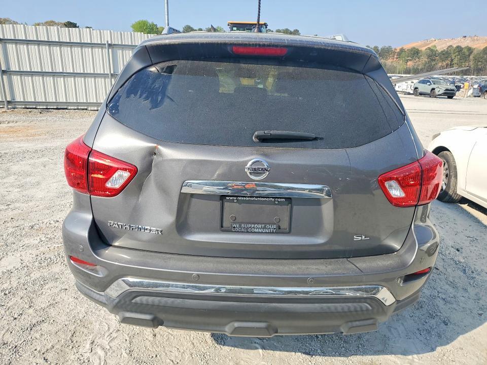 47693856 :رقم المزاد ، 5N1DR2MN5JC615227 vin ، 2018 Nissan Pathfinder مزاد بيع
