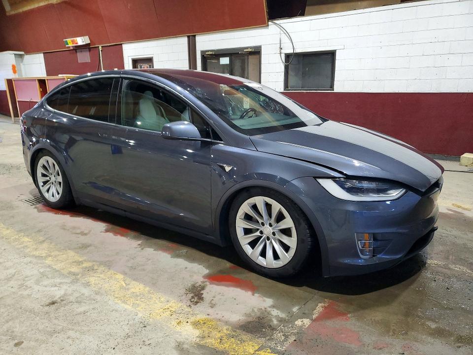 46483666 :رقم المزاد ، 5YJXCBE25HF043595 vin ، 2017 Tesla Model X مزاد بيع