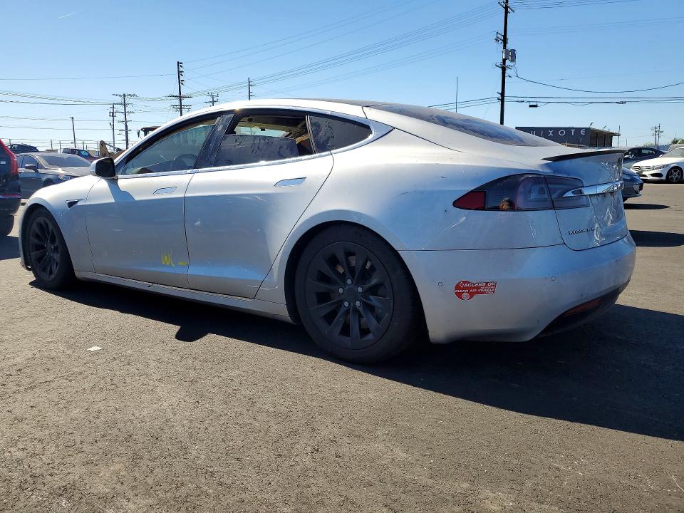 45997856 :رقم المزاد ، 5YJSA1E27JF281335 vin ، 2018 Tesla Model S مزاد بيع