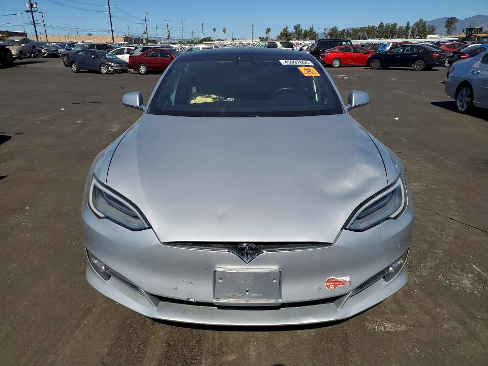 45997856 :رقم المزاد ، 5YJSA1E27JF281335 vin ، 2018 Tesla Model S مزاد بيع
