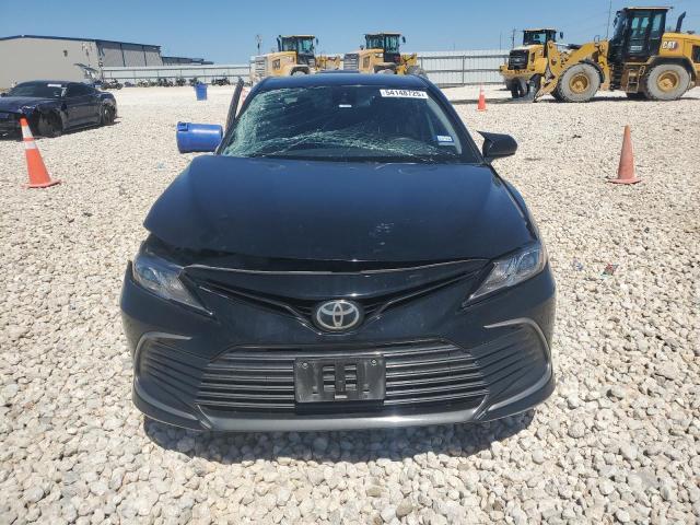 70989325 :رقم المزاد ، 4T1C11AK9NU683800 vin ، 2022 Toyota Camry مزاد بيع