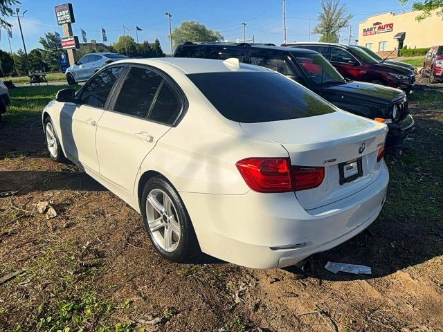 51367386 :رقم المزاد ، WBA3C3G58FNT52372 vin ، 2015 Bmw 320 مزاد بيع