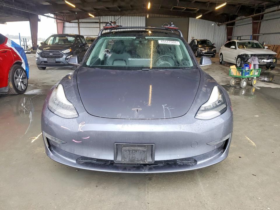 49447566 :رقم المزاد ، 5YJ3E1EB8JF083081 vin ، 2018 Tesla Model 3 مزاد بيع