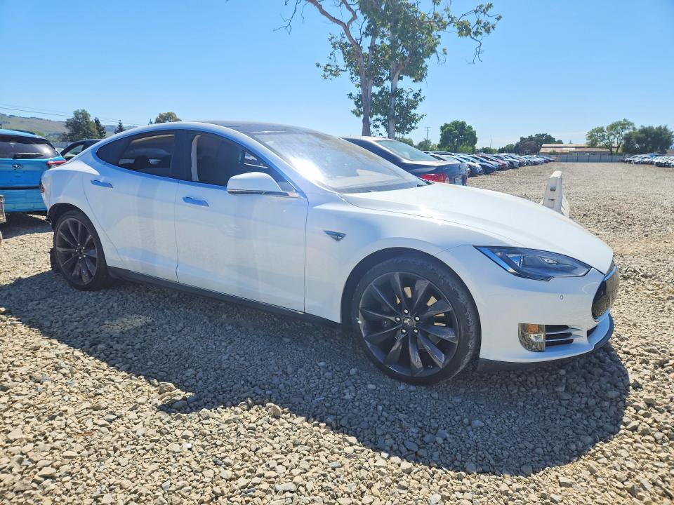 48623686 :رقم المزاد ، 5YJSA1CG1DFP29006 vin ، 2013 Tesla Model S مزاد بيع