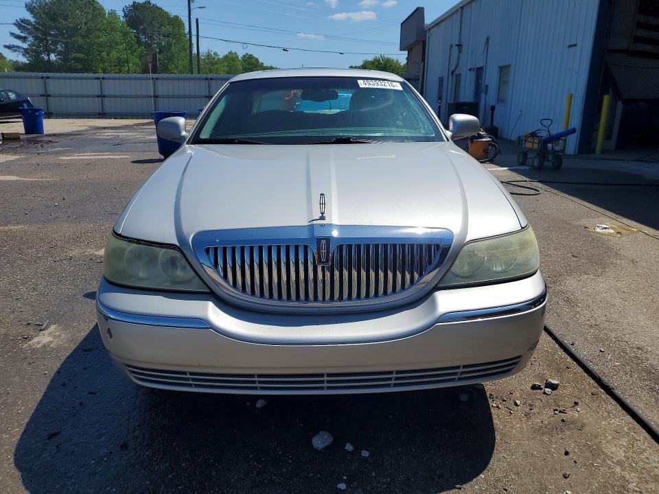 49393216 :رقم المزاد ، 1LNHM82W85Y611700 vin ، 2005 Lincoln Town Car مزاد بيع