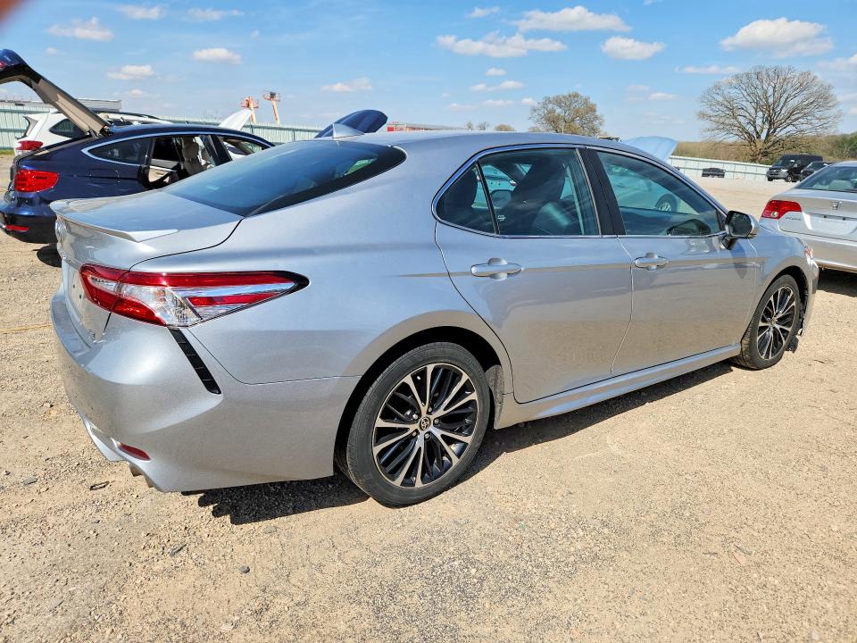 50727736 :رقم المزاد ، 4T1G11BK8LU011854 vin ، 2020 Toyota Camry مزاد بيع