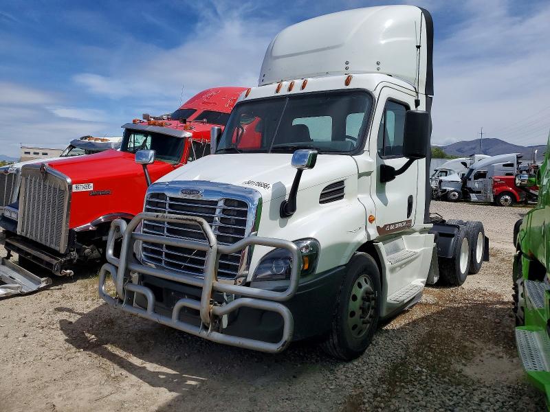 50175656 :رقم المزاد ، 3AKJGBDV9GDGX2136 vin ، 2016 Freigliner Cascadia 113 مزاد بيع