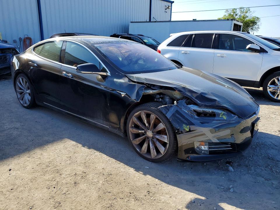 46868736 :رقم المزاد ، 5YJSA1E22JF248811 vin ، 2018 Tesla Model S مزاد بيع