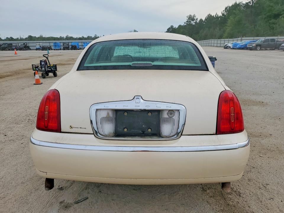 48852456 :رقم المزاد ، 1LNFM83W3WY682133 vin ، 1998 Lincoln Town Car مزاد بيع