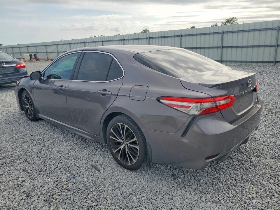 50259696 :رقم المزاد ، 4T1B11HK2JU573490 vin ، 2018 Toyota Camry مزاد بيع