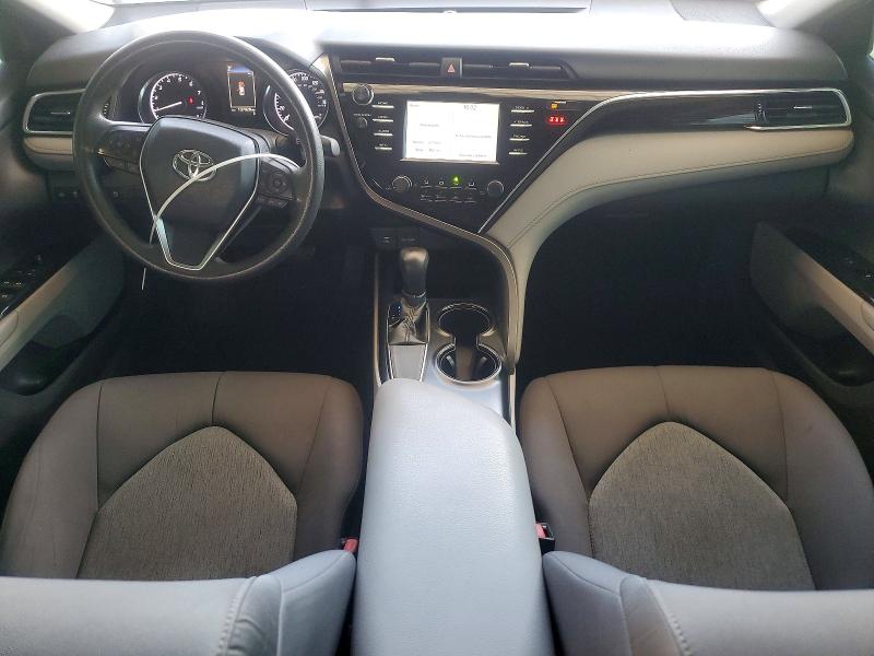 50621086 :رقم المزاد ، 4T1B11HK3JU037034 vin ، 2018 Toyota Camry مزاد بيع