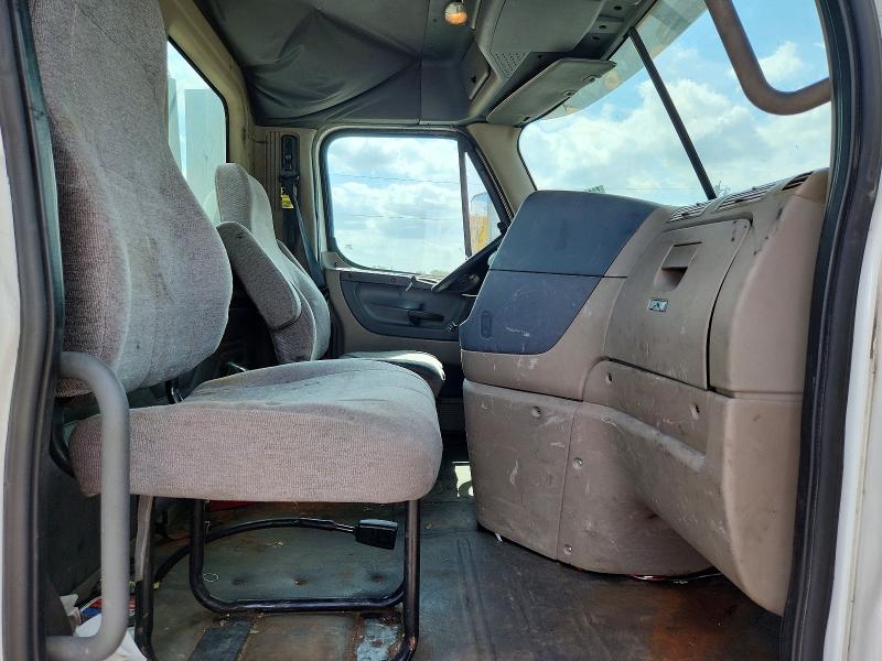 Auction sale of the 2011 Freightliner Cascadia, vin: 1FUJGEDV5BSAZ4530, lot number: 50909836
