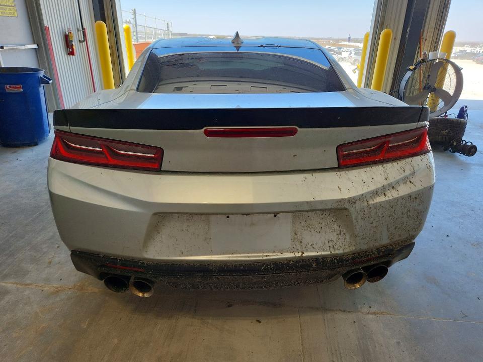 49672346 :رقم المزاد ، 1G1FE1R70J0158561 vin ، 2018 Chevrolet Camaro مزاد بيع