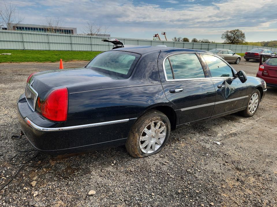51432746 :رقم المزاد ، 2LNBL8CV5AX615955 vin ، 2010 Lincoln Town Car مزاد بيع