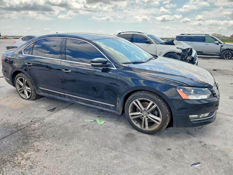 51528066 :رقم المزاد ، 1VWBS7A30FC019544 vin ، 2015 Volkswagen Passat مزاد بيع