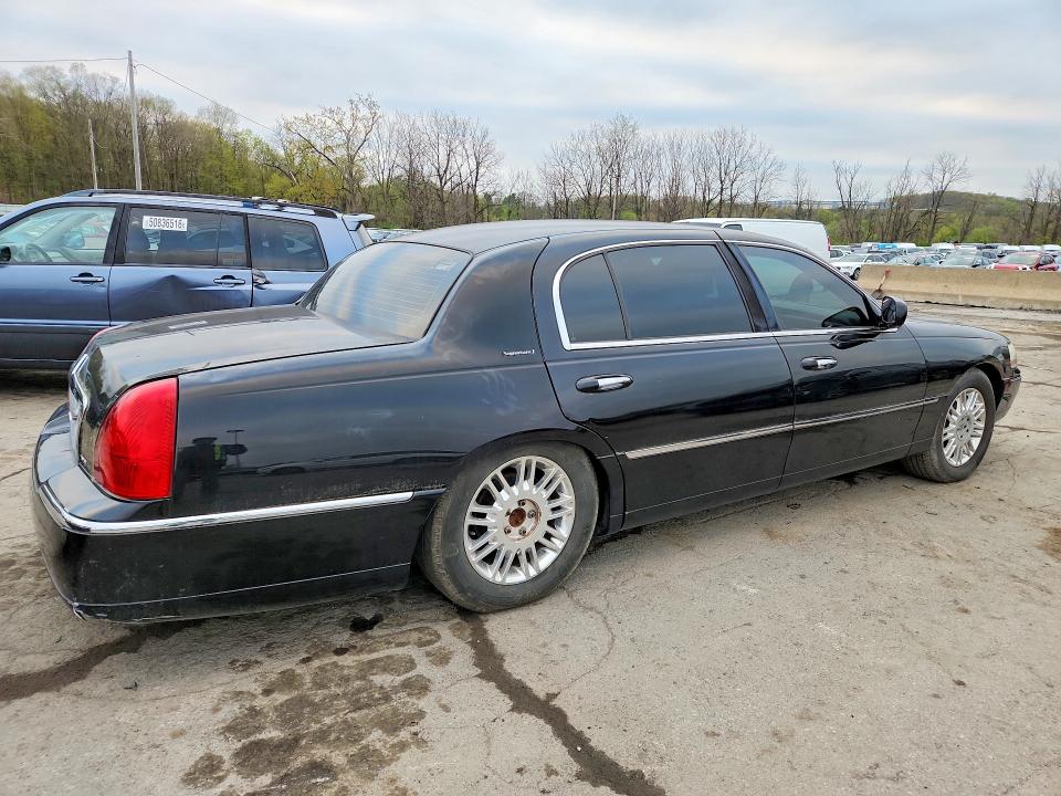 Продажа на аукционе авто 2011 Lincoln Town Car, vin: 2LNBL8FV7BX763778, номер лота: 50983146
