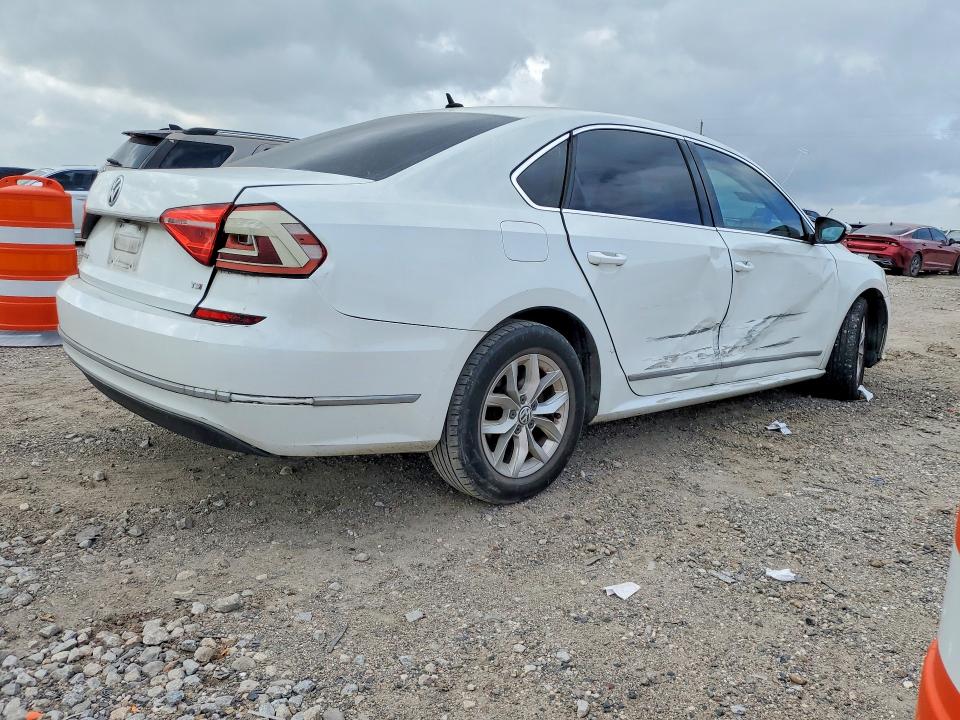 50160466 :رقم المزاد ، 1VWAT7A3XGC048771 vin ، 2016 Volkswagen Passat مزاد بيع