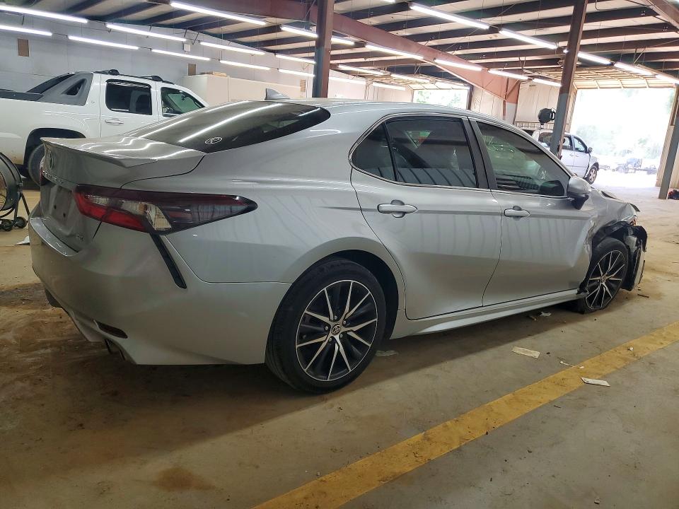 50793746 :رقم المزاد ، 4T1G11AK5MU598355 vin ، 2021 Toyota Camry Le مزاد بيع