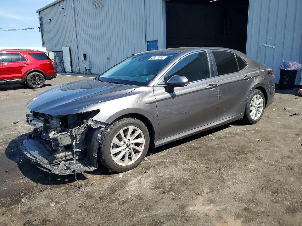 50612646 :رقم المزاد ، 4T1C11AK9MU562442 vin ، 2021 Toyota Camry مزاد بيع