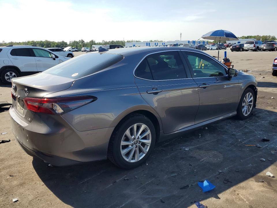 50612646 :رقم المزاد ، 4T1C11AK9MU562442 vin ، 2021 Toyota Camry مزاد بيع