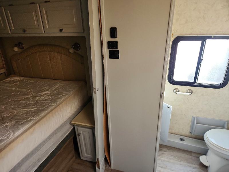 46843966 :رقم المزاد ، 4UZAB2DC06CW98661 vin ، 2006 Freigliner Chassis مزاد بيع