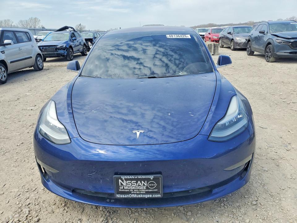 48136426 :رقم المزاد ، 5YJ3E1EB8JF185416 vin ، 2018 Tesla Model 3 مزاد بيع