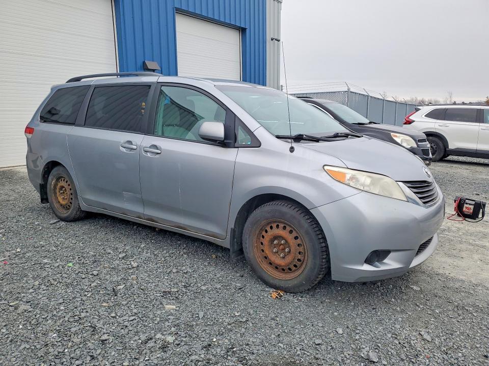49228296 :رقم المزاد ، 5TDKK3DC6BS143267 vin ، 2011 Toyota Sienna مزاد بيع
