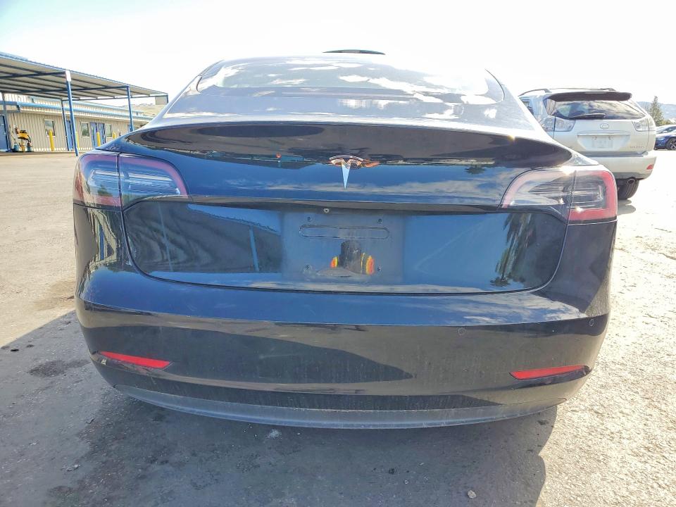 50509646 :رقم المزاد ، 5YJ3E1EAXJF018739 vin ، 2018 Tesla Model 3 مزاد بيع