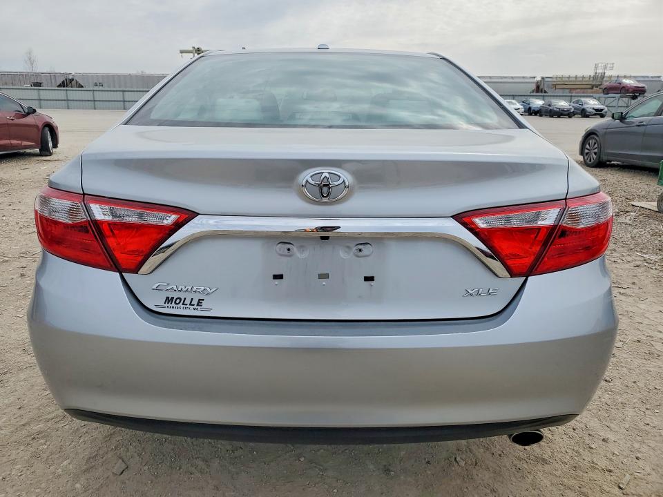 48865326 :رقم المزاد ، 4T1BF1FK0HU728942 vin ، 2017 Toyota Camry مزاد بيع