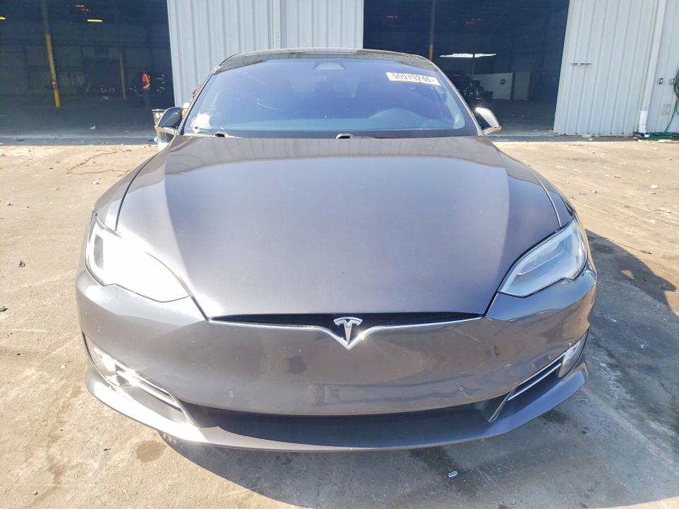 50919246 :رقم المزاد ، 5YJSA1E28JF265290 vin ، 2018 Tesla Model S مزاد بيع