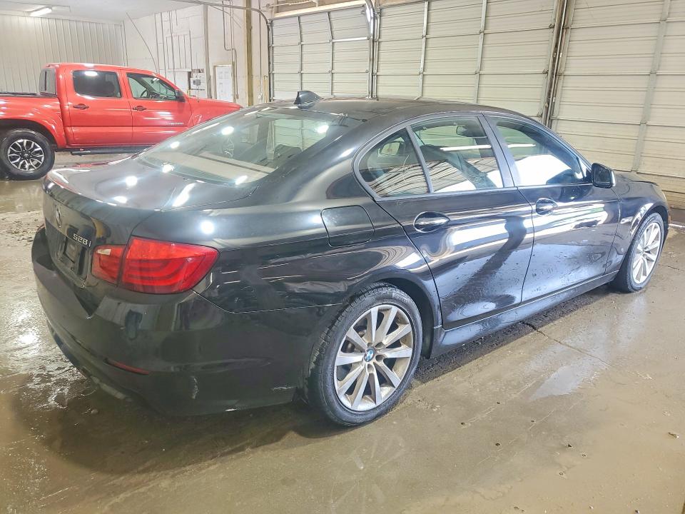 51411826 :رقم المزاد ، WBAFR1C56BDV81512 vin ، 2011 Bmw 528 مزاد بيع