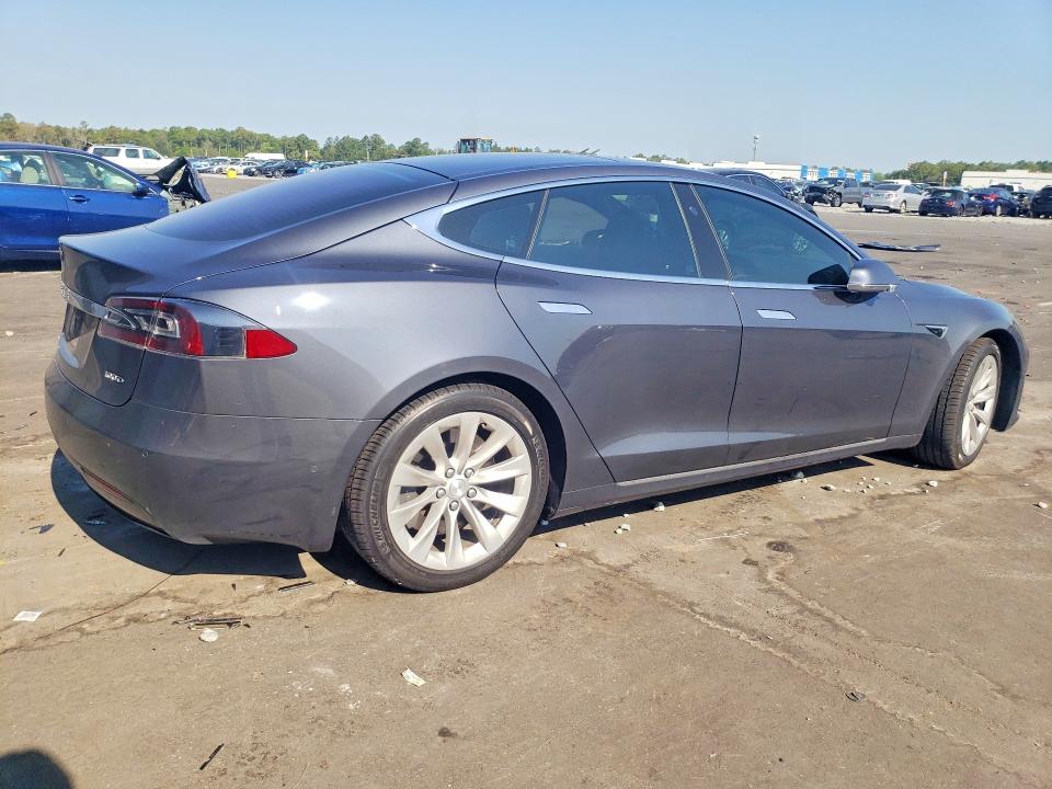 50919246 :رقم المزاد ، 5YJSA1E28JF265290 vin ، 2018 Tesla Model S مزاد بيع