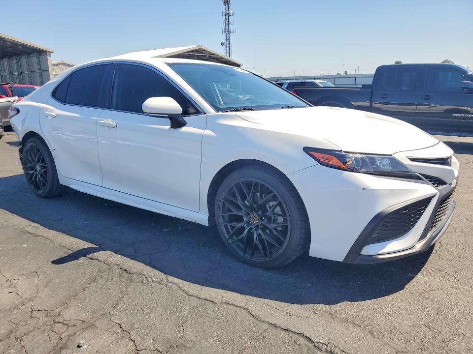 51664086 :رقم المزاد ، 4T1T11AK3MU497474 vin ، 2021 Toyota Camry مزاد بيع