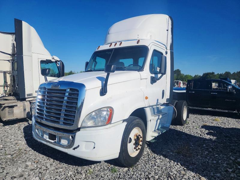 46204006 :رقم المزاد ، 1FUBGEDV0ELFT4298 vin ، 2014 Freightliner Cascadia مزاد بيع