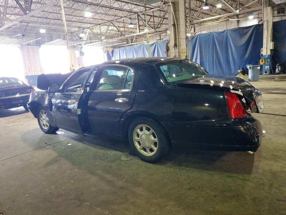 49872696 :رقم المزاد ، 1LNHM82W82Y660732 vin ، 2002 Lincoln Town Car مزاد بيع