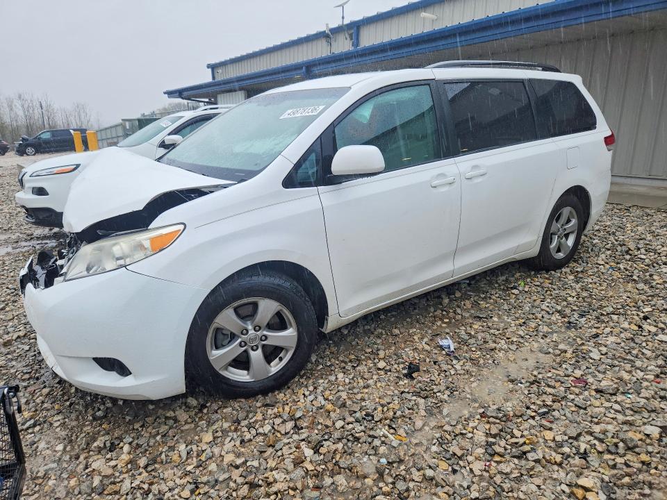 49878136 :رقم المزاد ، 5TDKK3DC3DS308694 vin ، 2013 Toyota Sienna مزاد بيع