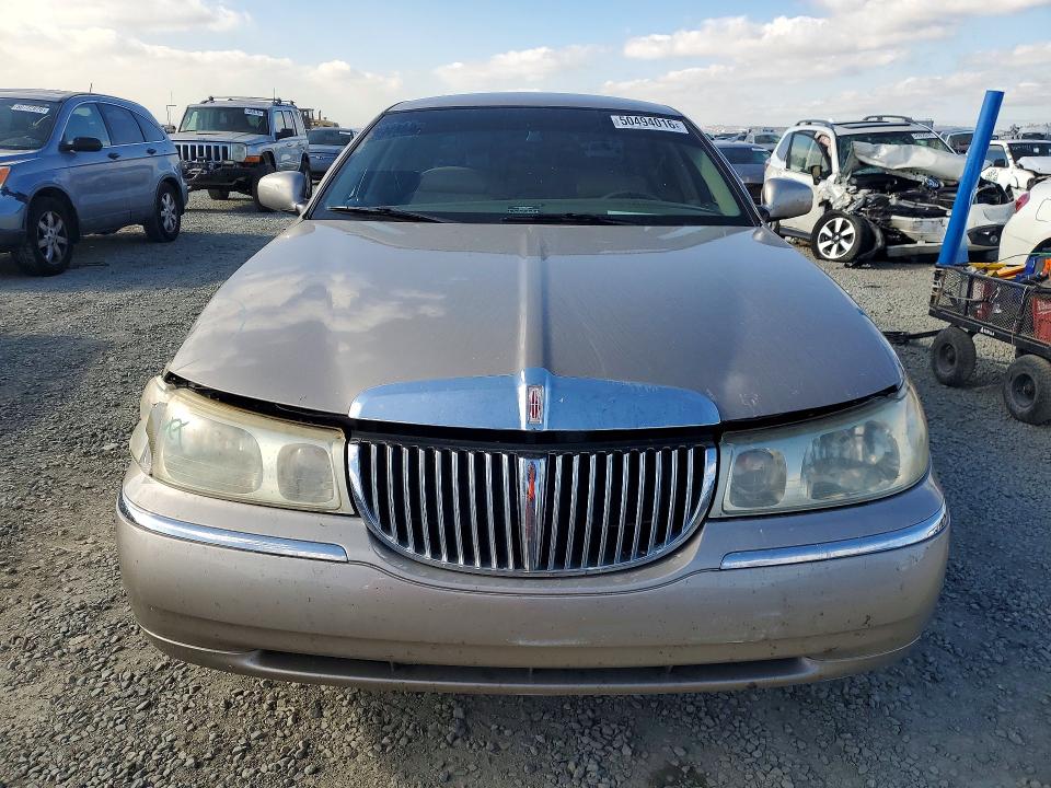 50494016 :رقم المزاد ، 1LNHM82W4YY940642 vin ، 2000 Lincoln Town Car مزاد بيع