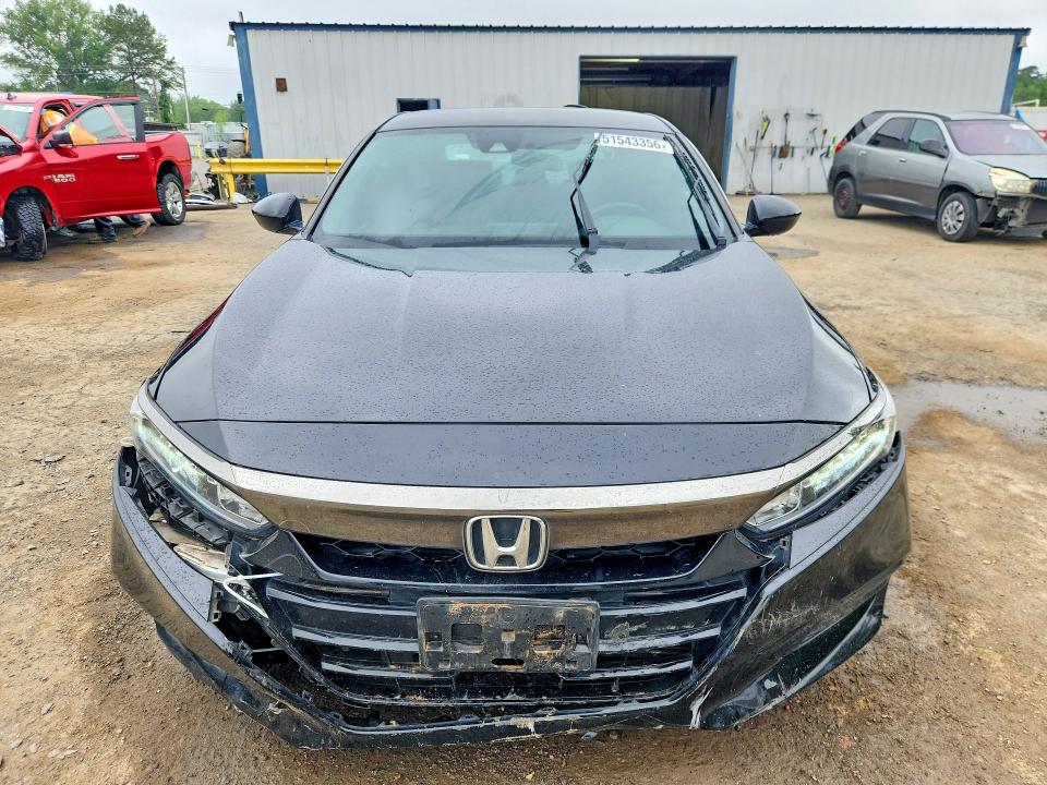 51543356 :رقم المزاد ، 1HGCV1F38JA173252 vin ، 2018 Honda Accord مزاد بيع