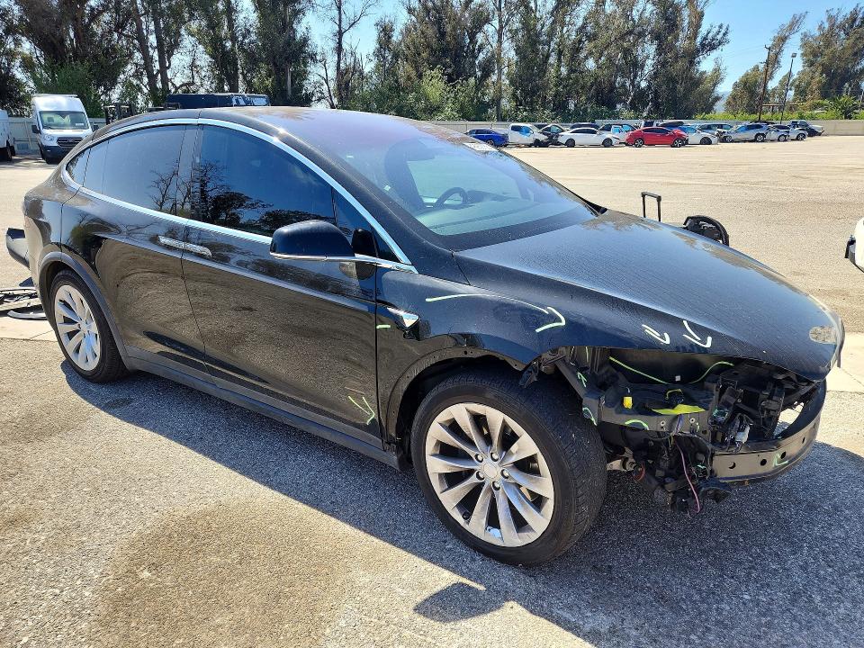 48959756 :رقم المزاد ، 5YJXCDE23JF103889 vin ، 2018 Tesla Model X مزاد بيع