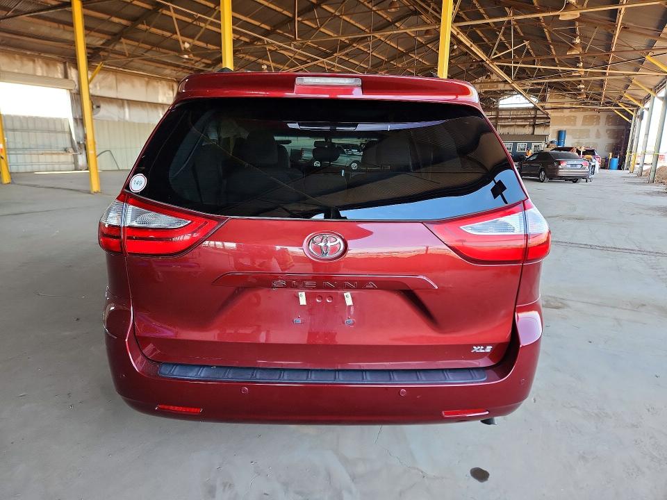 51677826 :رقم المزاد ، 5TDYZ3DC1HS889818 vin ، 2017 Toyota Sienna مزاد بيع