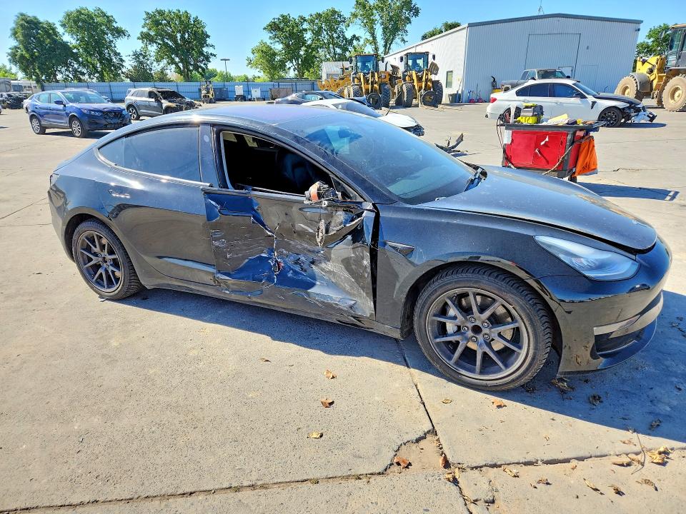 48835856 :رقم المزاد ، 5YJ3E1EAXJF057783 vin ، 2018 Tesla Model 3 مزاد بيع