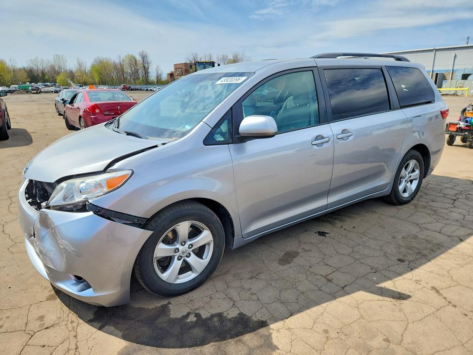 Продаж на аукціоні авто 2015 Toyota Sienna, vin: 5TDKK3DC3FS687361, номер лоту: 49920396