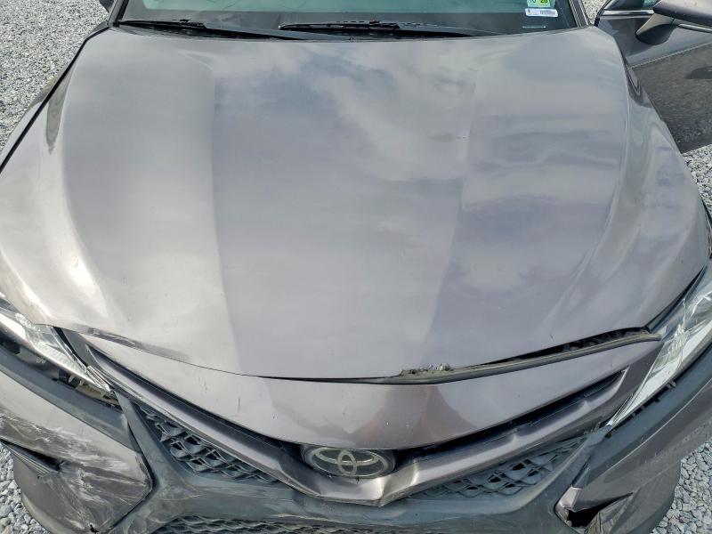 50259696 :رقم المزاد ، 4T1B11HK2JU573490 vin ، 2018 Toyota Camry مزاد بيع